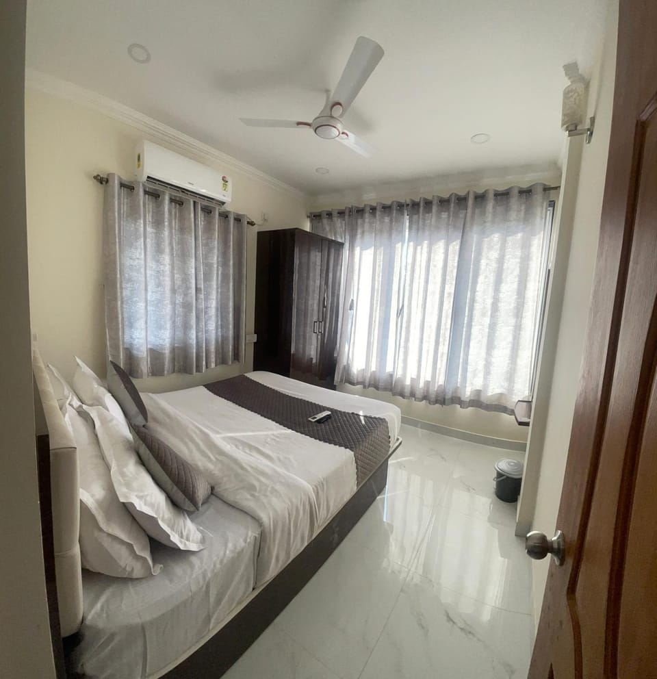 Photo of the whole room, Bedroom