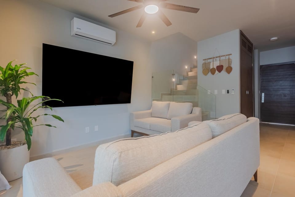 TV and multimedia, Living room, Seating area, air conditioner