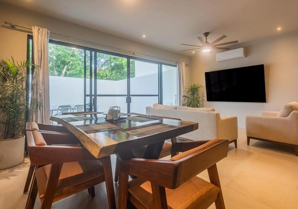 Property building, Communal lounge/ TV room, TV and multimedia, Living room, Seating area, Dining area, Evening entertainment