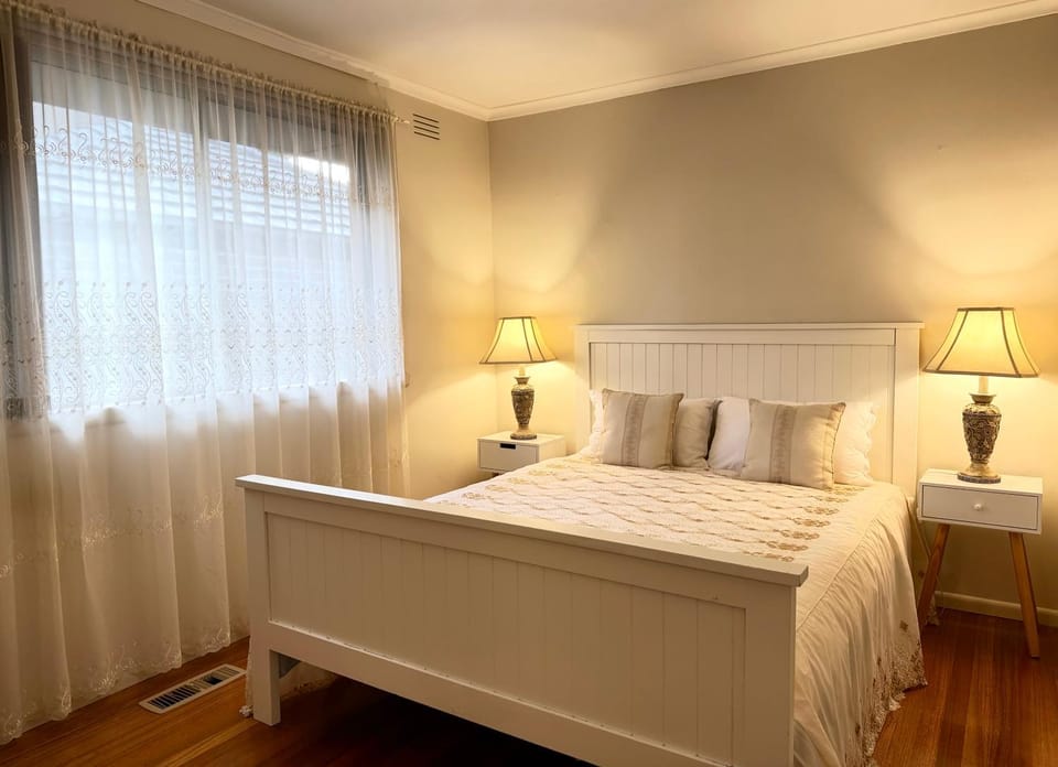 Cozy and Quiet Home in Doncaster, Close to Shops & Transport Vacation rental in Melbourne