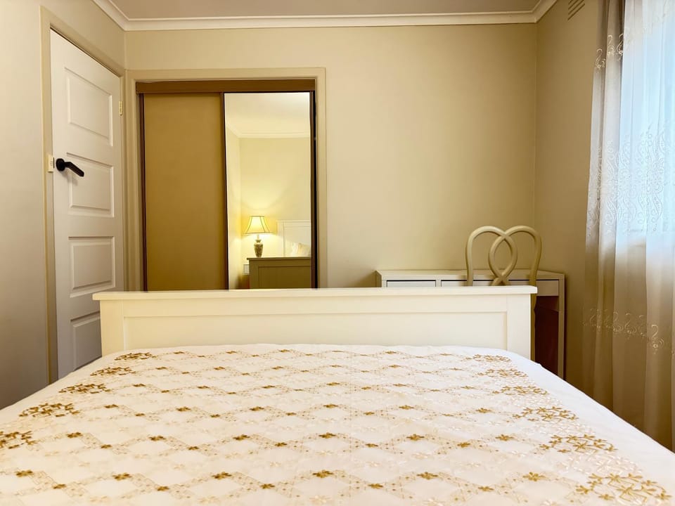 Cozy and Quiet Home in Doncaster, Close to Shops & Transport Vacation rental in Melbourne