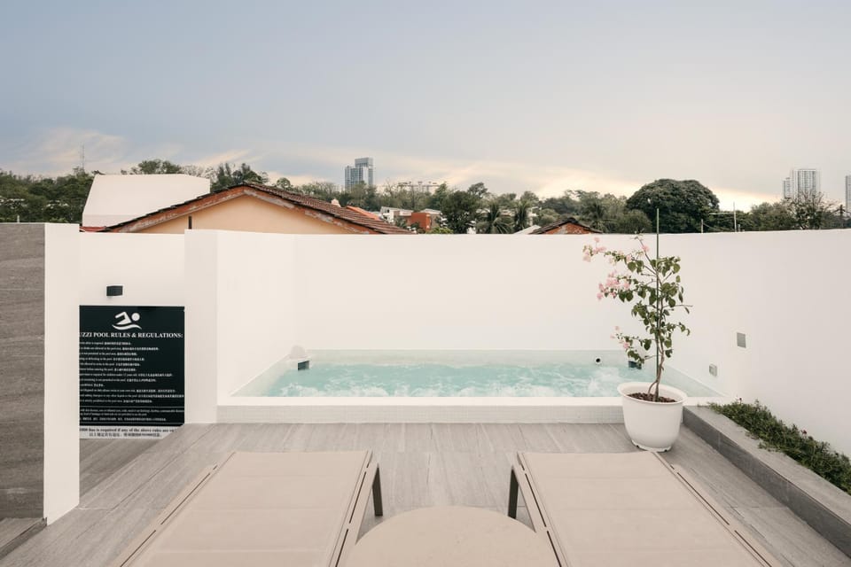 Romantic Rooftop Jacuzzi Villa with Sunset Views Villa in George Town