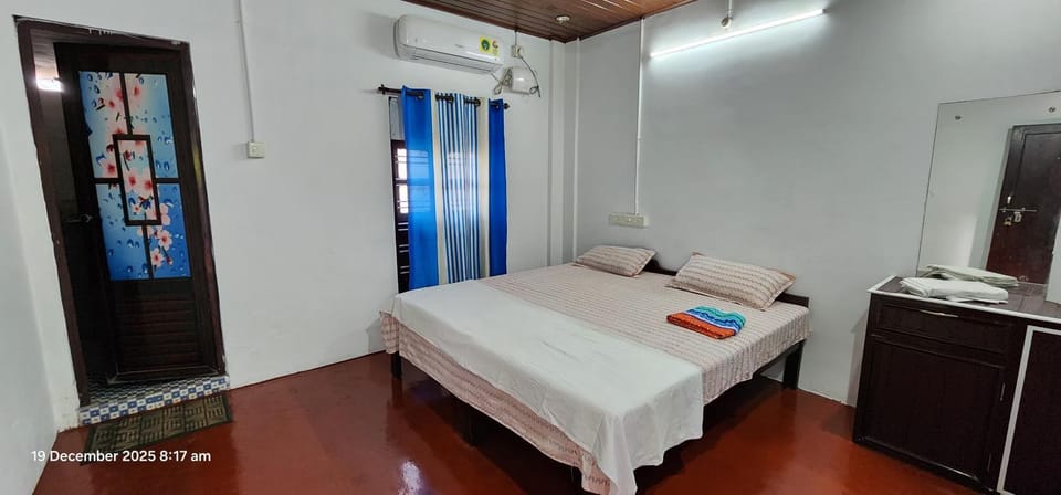 Bed, Photo of the whole room, Bedroom, towels, air conditioner