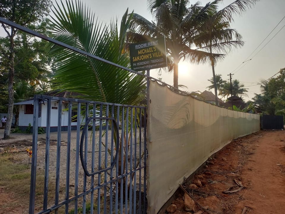 Facade/entrance, Day, Natural landscape, Street view