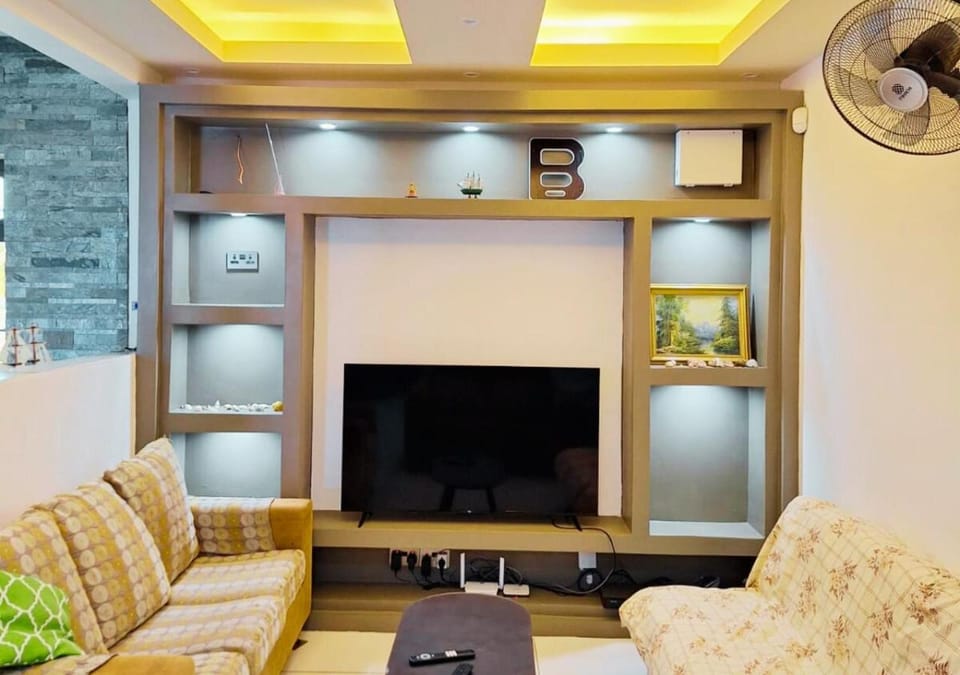 Communal lounge/ TV room, TV and multimedia, Living room, Seating area, Evening entertainment, fireplace, air conditioner