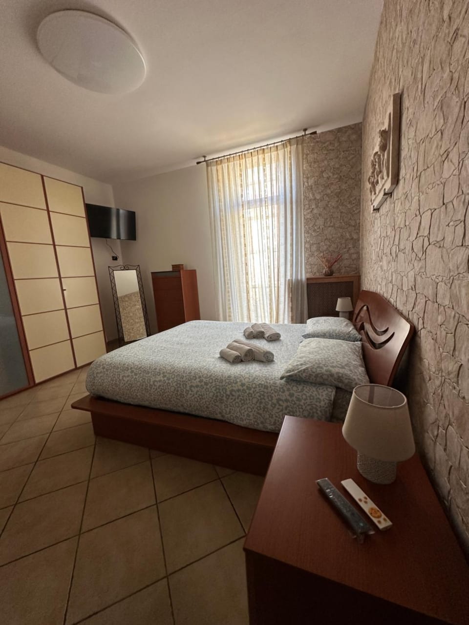 Bed, TV and multimedia, Photo of the whole room, Bedroom, towels, wardrobe