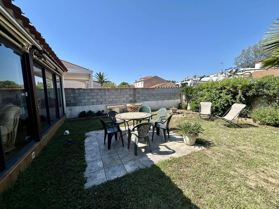 Patio, Day, Natural landscape, Garden, Dining area, Garden view