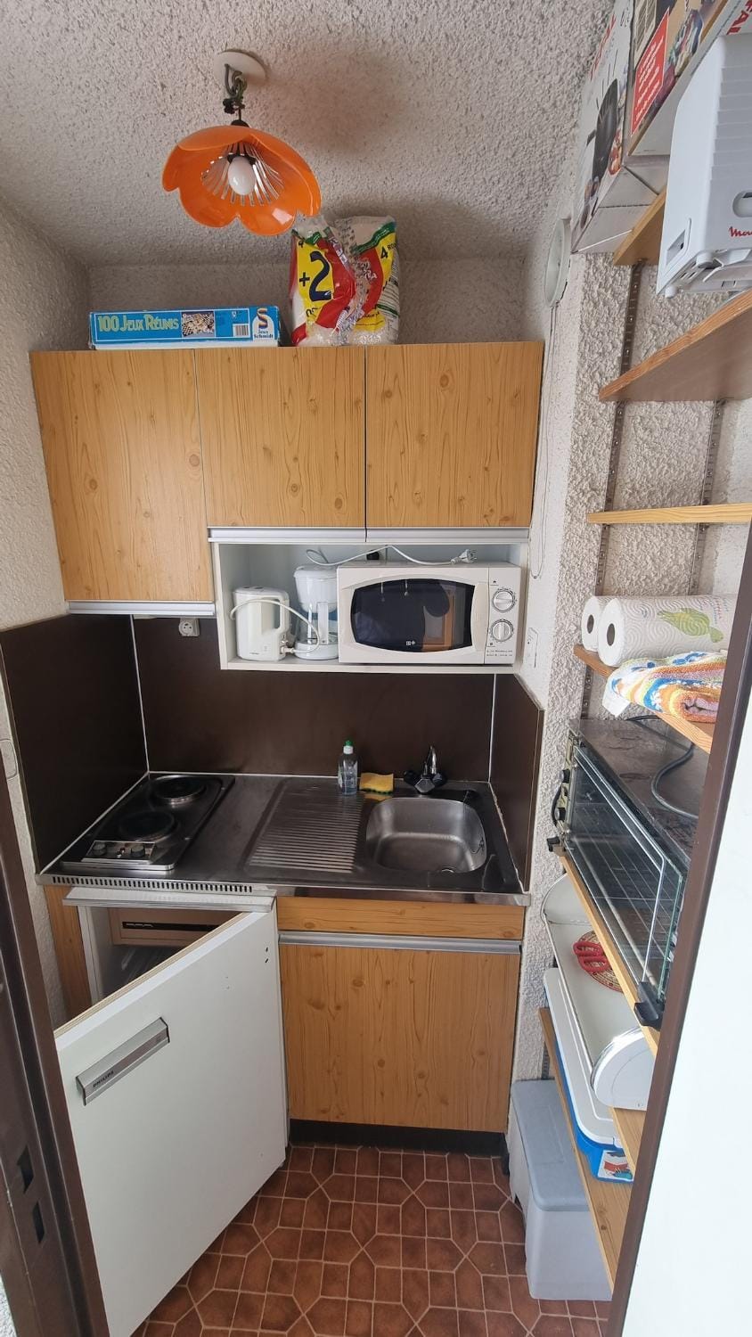 Kitchen or kitchenette, oven, stove