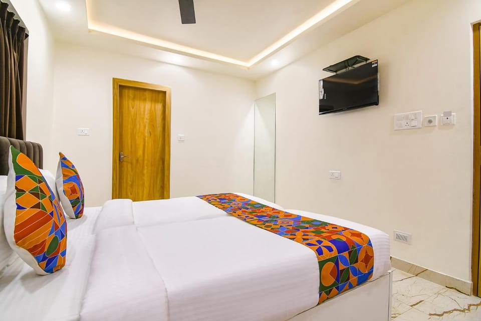 Bed, TV and multimedia, Bedroom