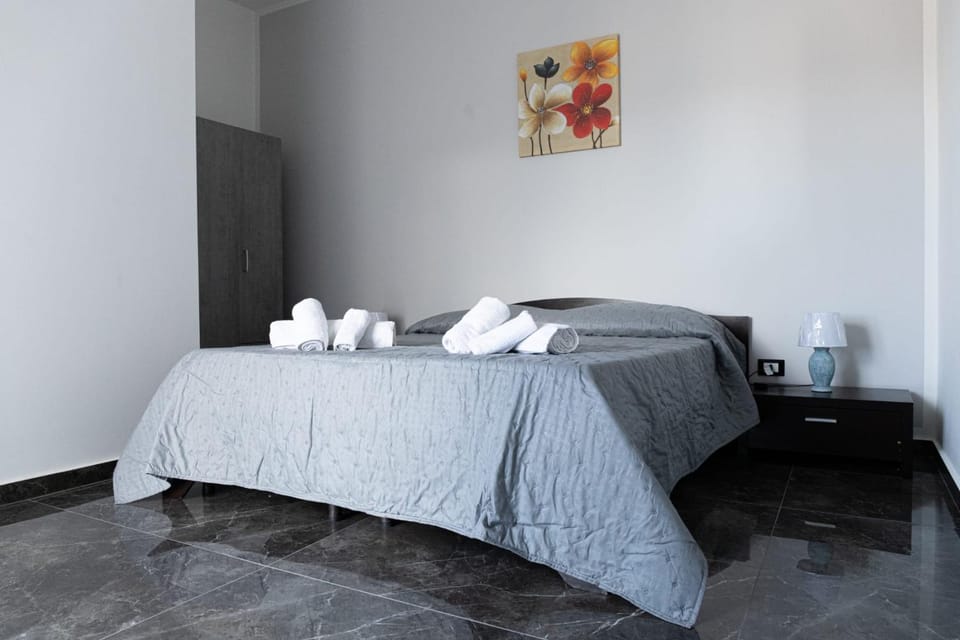 Bedroom, towels