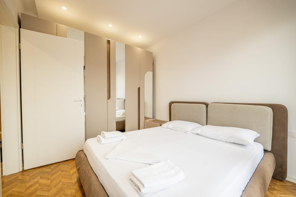 Bed, Photo of the whole room, towels, wardrobe