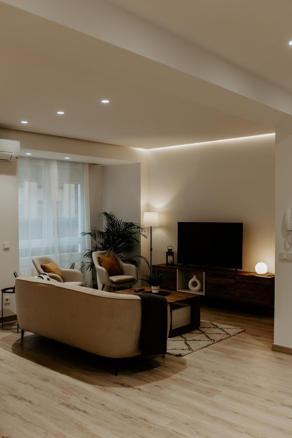 TV and multimedia, Living room, Evening entertainment