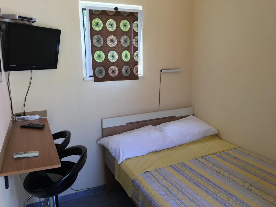 Bed, TV and multimedia, Photo of the whole room