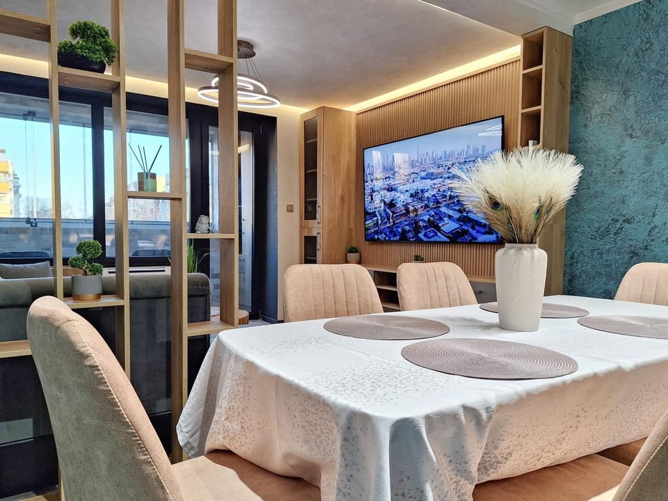 TV and multimedia, Seating area, Dining area