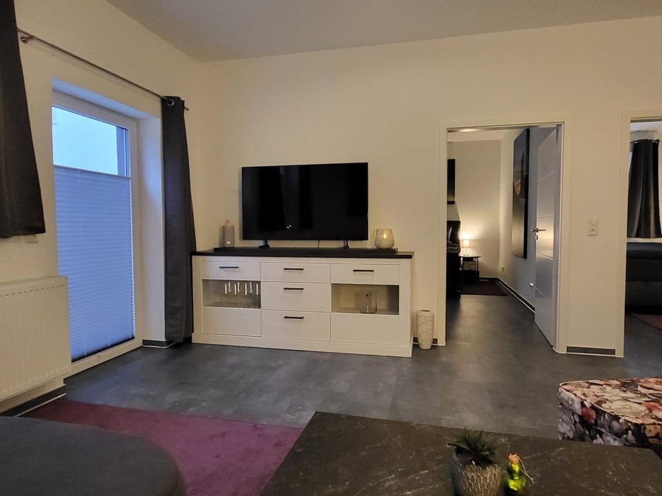 TV and multimedia, Living room, Evening entertainment