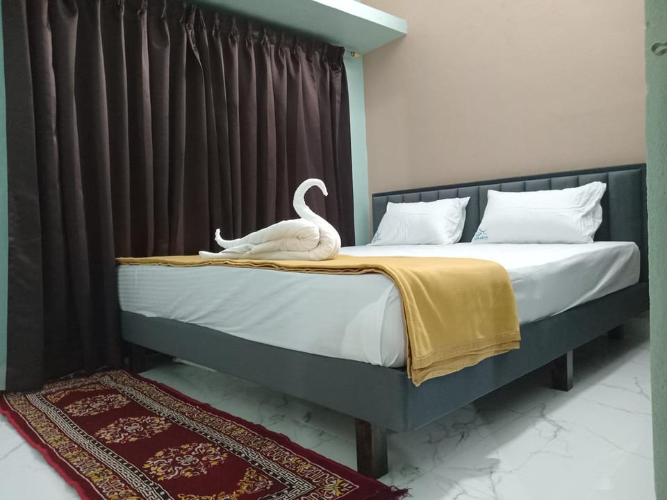 Bed, Bedroom, towels