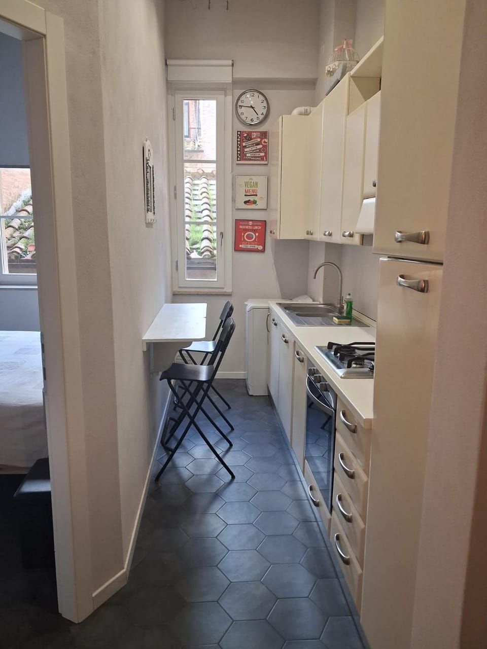 Kitchen or kitchenette, Dining area, oven, stove