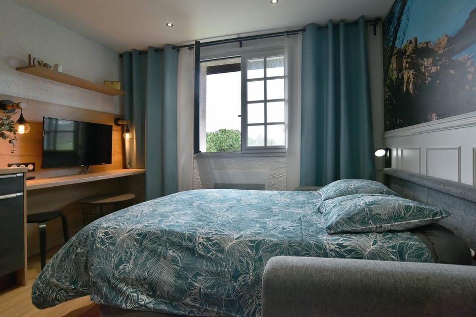 Bed, Living room