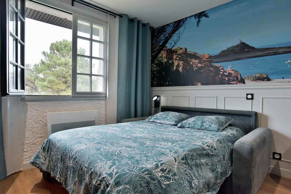 Bed, Photo of the whole room