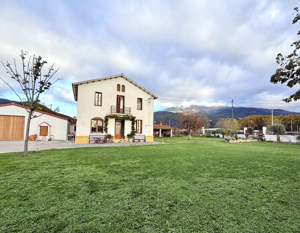 Property building, Off site, Natural landscape, Garden, Garden, Mountain view