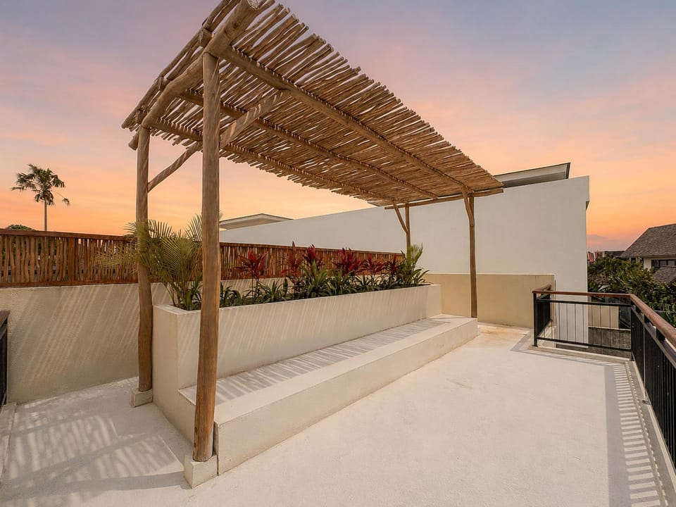 Property building, Balcony/Terrace, Balcony/Terrace, Sunset, sunbed