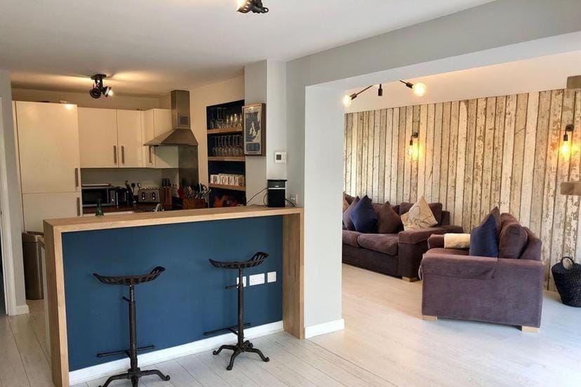 Kitchen or kitchenette, Seating area