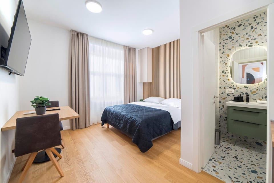Bed, TV and multimedia, Photo of the whole room, Bedroom