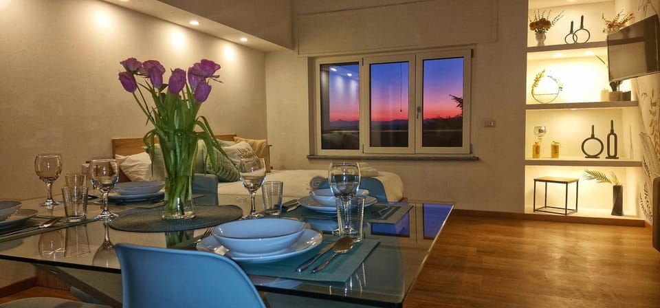 Kitchen or kitchenette, Living room, Seating area, Dining area