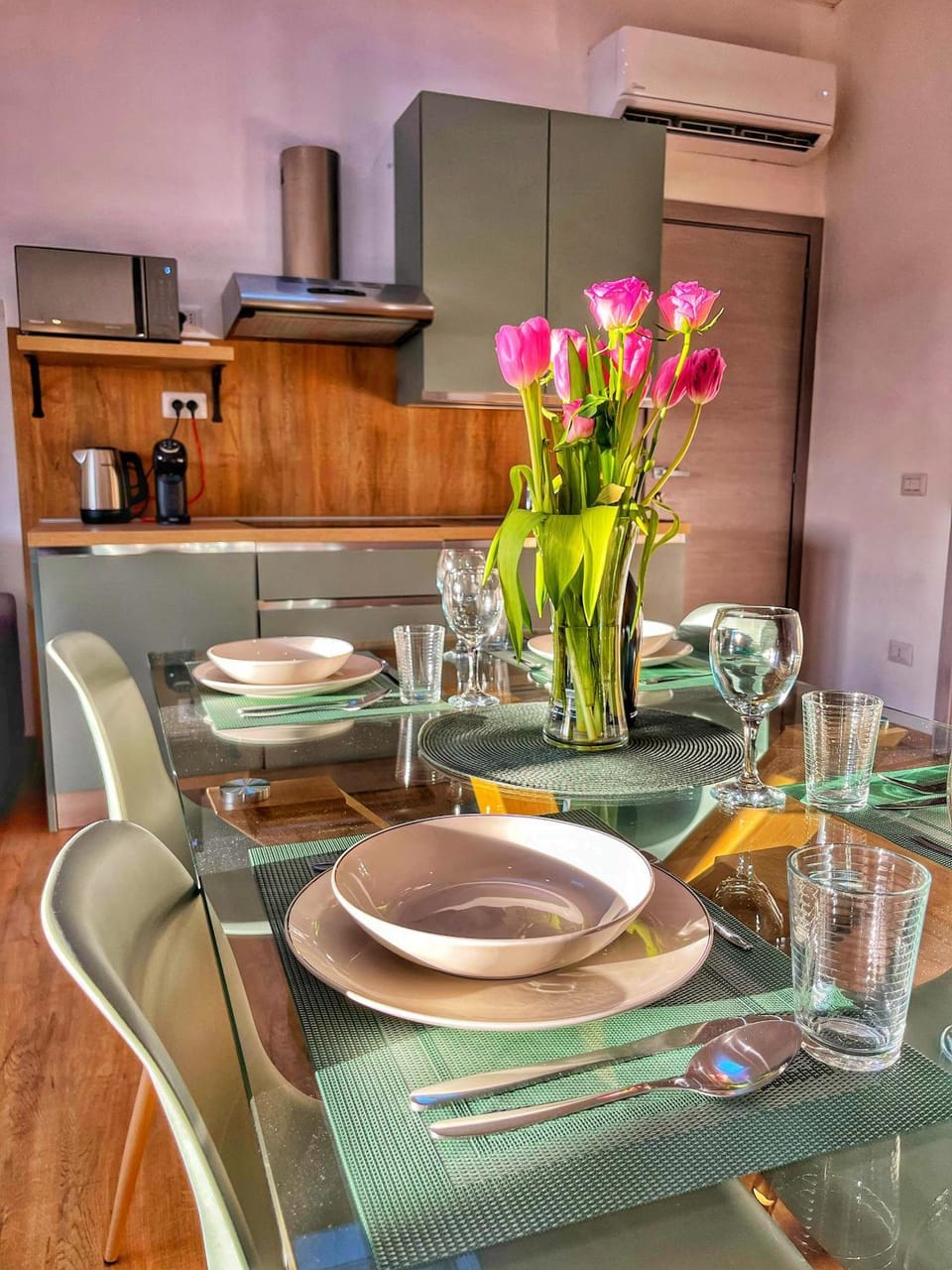 Coffee/tea facilities, Kitchen or kitchenette, Living room, Seating area, Dining area
