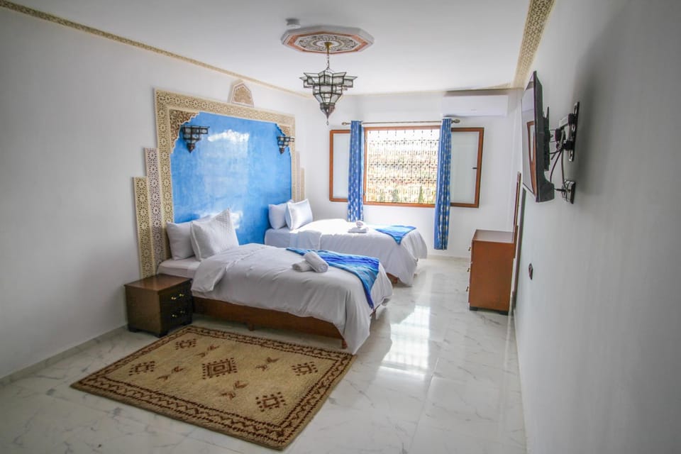 Bed, TV and multimedia, Photo of the whole room, Bedroom, towels
