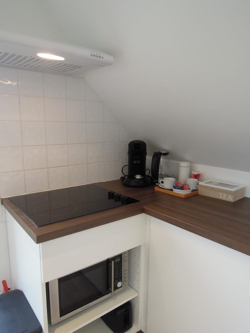 Coffee/tea facilities, Kitchen or kitchenette, stove, toaster