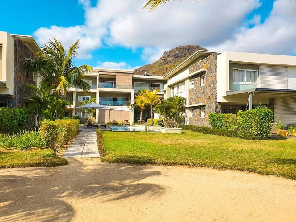 Property building, Day, Garden, Garden view, Mountain view