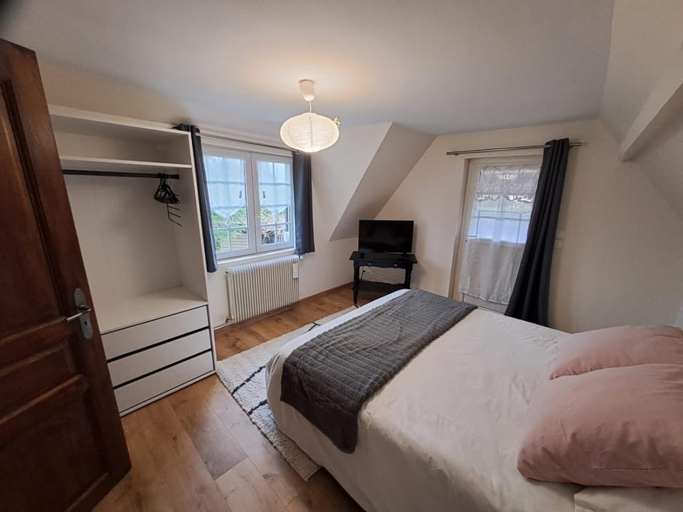 BERNAY Chambre avec salle d'eau privative et entrée indépendante Vacation rental in Normandy