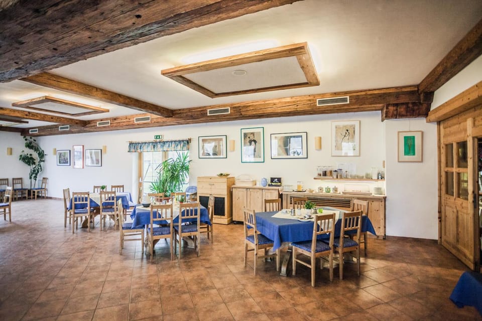 Restaurant/places to eat, Buffet breakfast