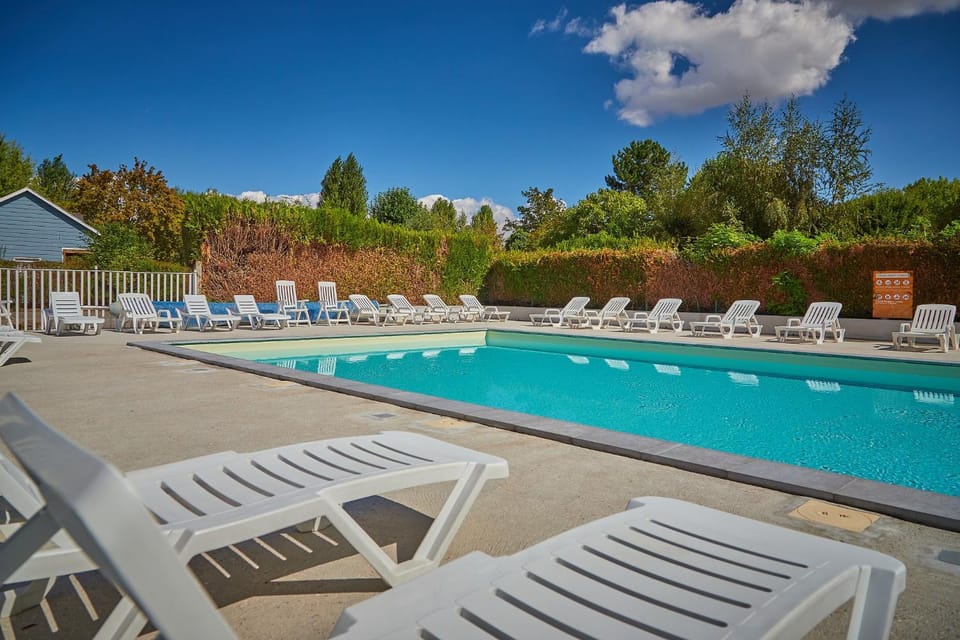 Swimming pool, sunbed