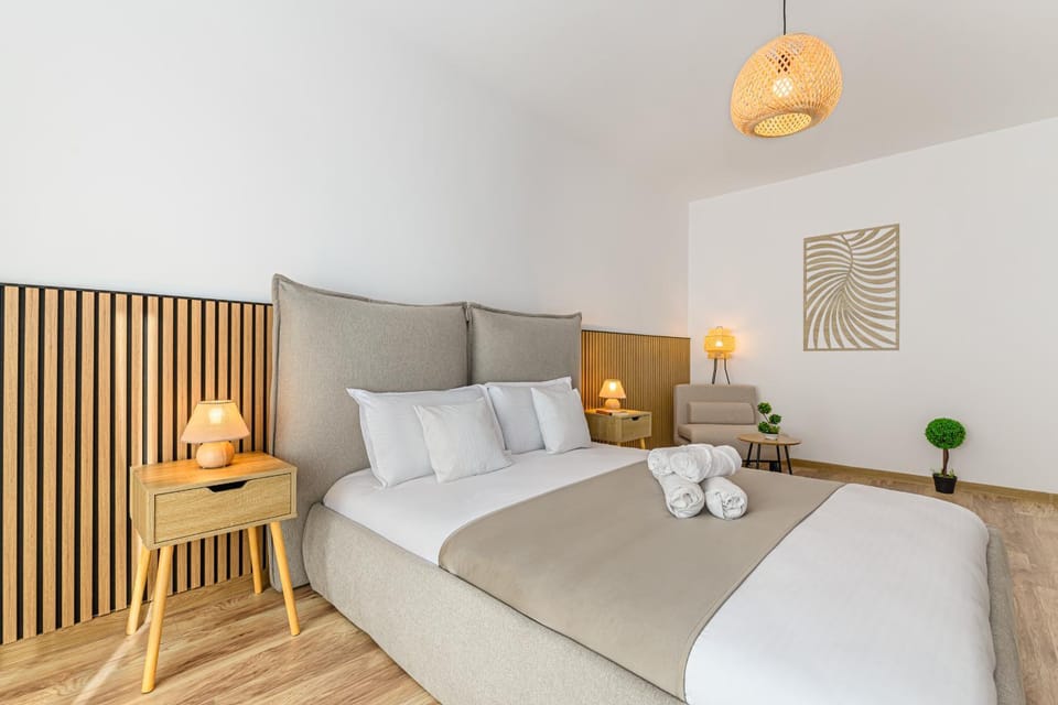 Bed, Photo of the whole room, Bedroom, towels