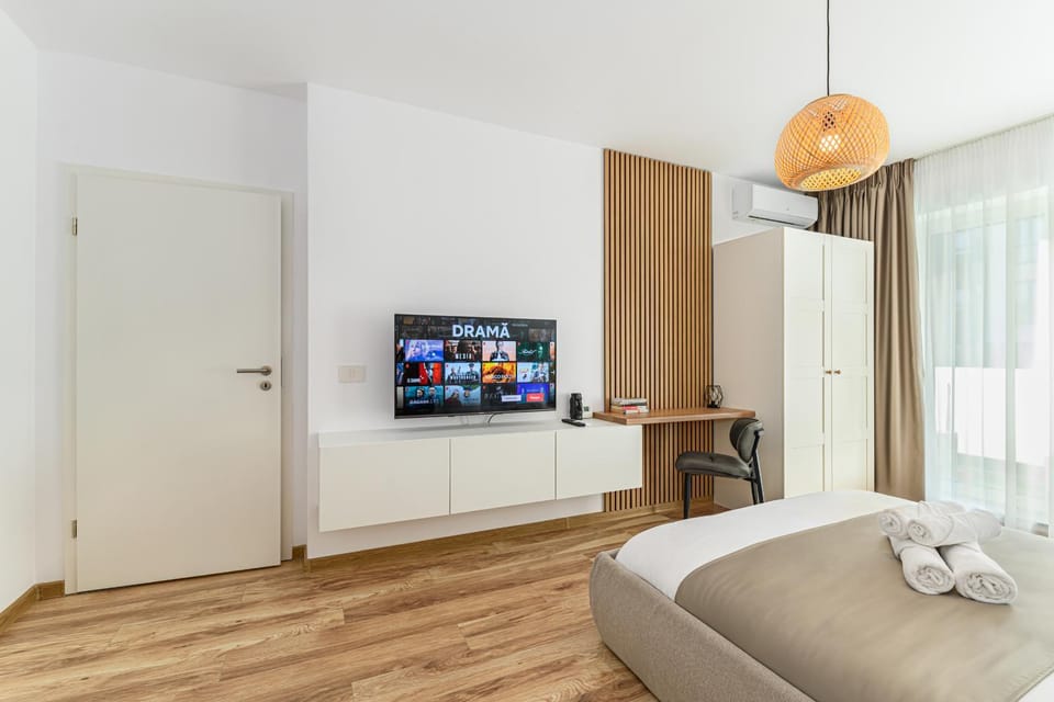 Bed, TV and multimedia, Photo of the whole room, towels, wardrobe