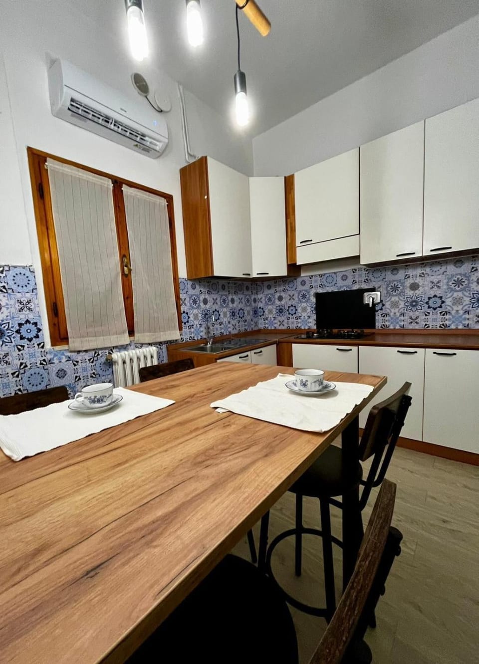 Kitchen or kitchenette, Dining area, stove, air conditioner