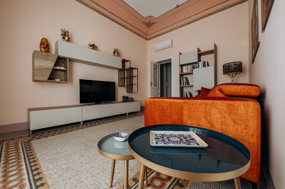 Communal lounge/ TV room, Living room, Seating area