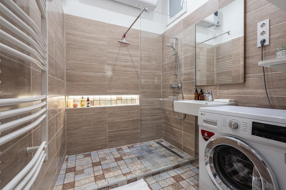 Shower, Bathroom, towels, washing machine