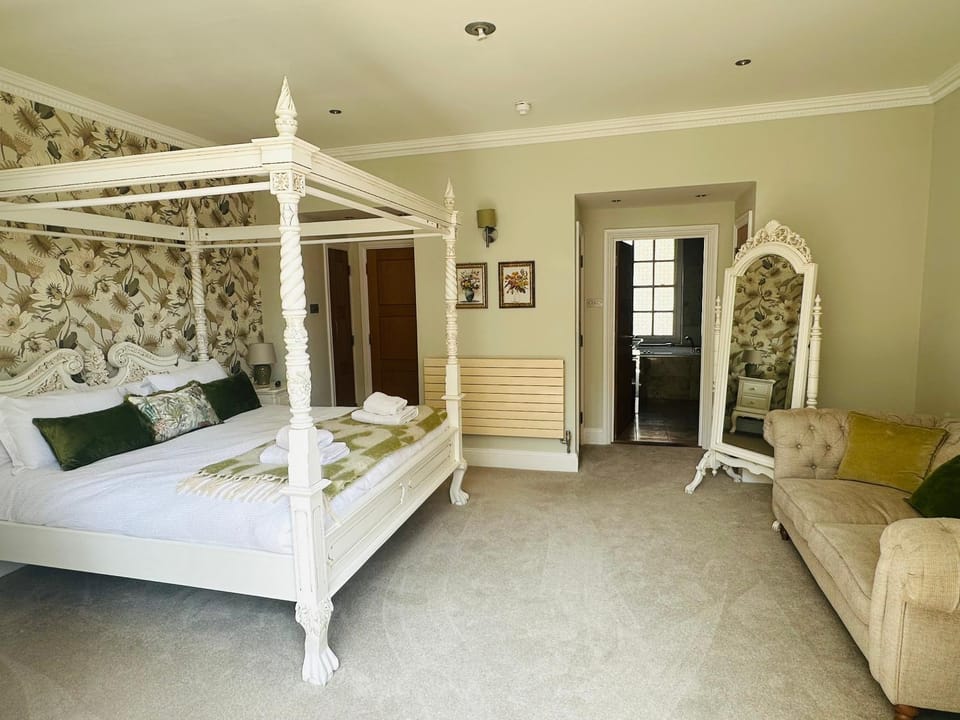 5 Bed Luxury Townhouse with Hot Tub, Rooftop Terrace, Perfect for Groups, Near Cruise Terminal House in Southampton