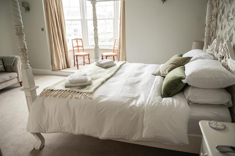 Bed, Bedroom, towels