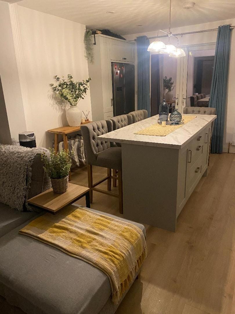 Kitchen or kitchenette, Living room, Seating area