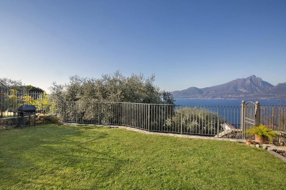 Villa Lucia Coi-Quiet and lake view Villa in Torri del Benaco