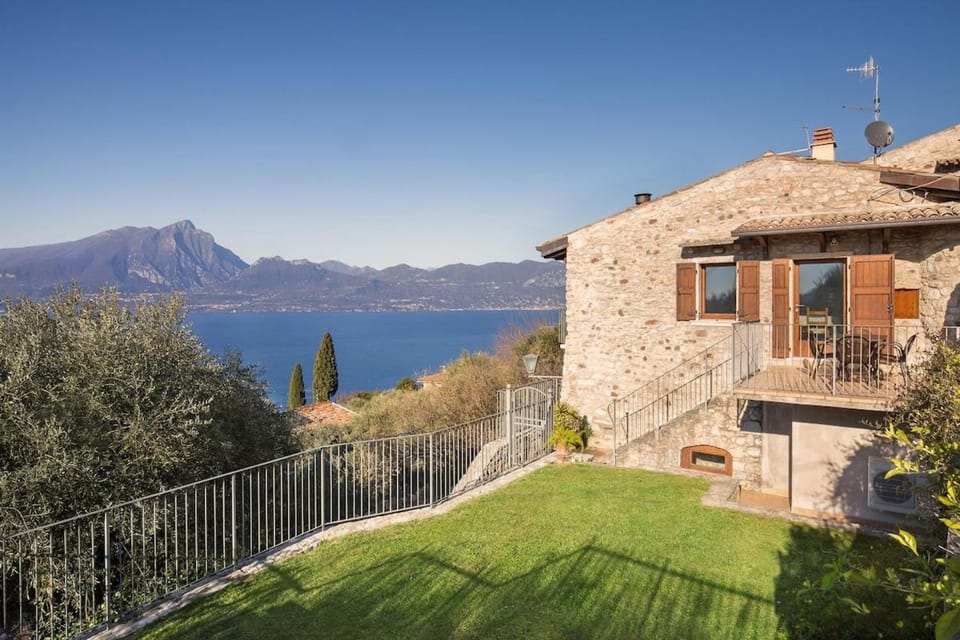 Villa Lucia Coi-Quiet and lake view Villa in Torri del Benaco