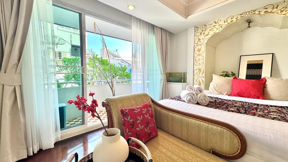 Bed, Balcony/Terrace, Seating area, Bedroom, City view
