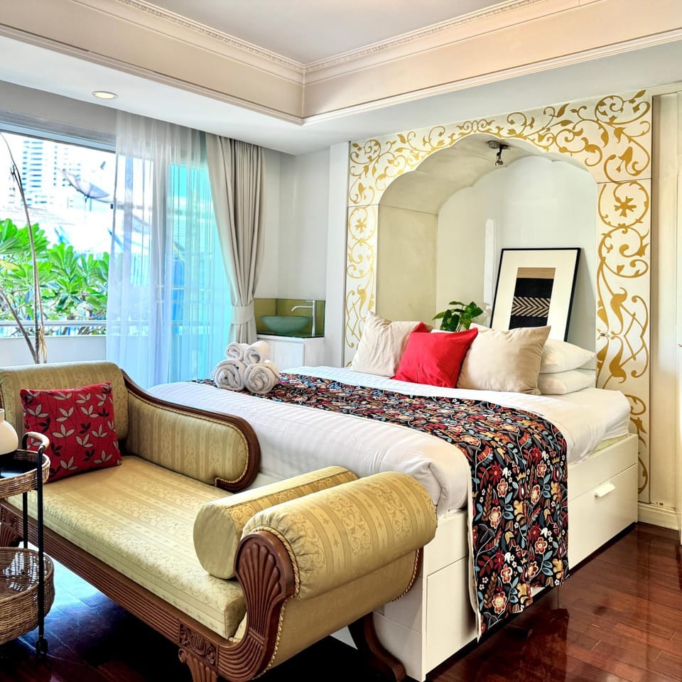 Bed, Balcony/Terrace, Decorative detail, Seating area, Bedroom, Garden view