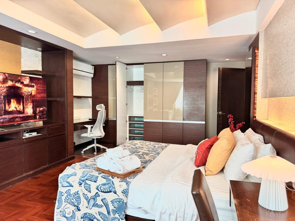 Bed, TV and multimedia, Photo of the whole room, Bedroom, towels, wardrobe, air conditioner