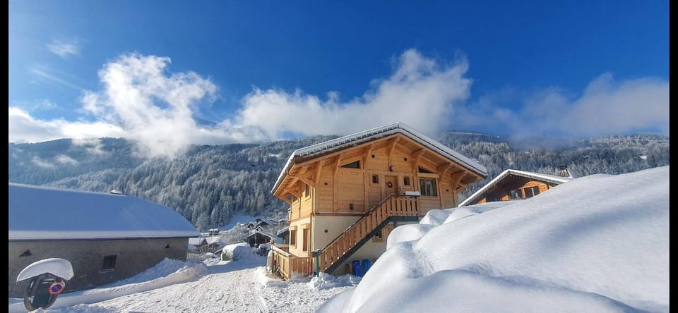 Property building, Day, Natural landscape, Winter, Mountain view