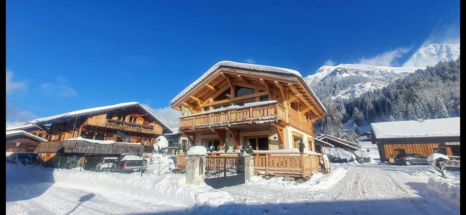 Property building, Day, Natural landscape, Winter, Mountain view